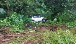 Carro sai da pista e cai em ribanceira de 15 metros
