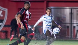 Vitória e Cruzeiro empatam jogo marcado por gramado encharcado e cena forte