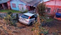 Veículo sai da pista, desce barranco e invade terreno de residência