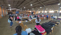 Mais de 4 mil peças de roupas são entregues para famílias pela Secretaria de Assistência Social