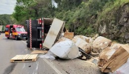 Caminhão tomba na BR-282 e deixa motorista ferido