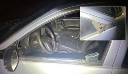 Homem armado com facão danifica veículo durante entrega de presente