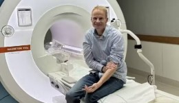 Médico com câncer incurável no cérebro cria o próprio tratamento e está livre da doença