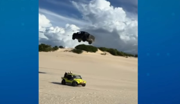 Caminhonete “voa” em duna e passa por cima de buggy com pessoas no Ceará
