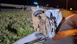 Motorista sofre perda de memória após capotamento na Via Periférica