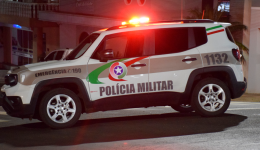 Mulher quebra janelas de casa após ordem de despejo