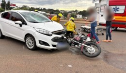 Colisão entre carro e moto deixa motociclista ferido