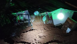 Muro desaba, danifica residência e imóvel é interditado em bairro