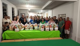 Grupo de Casais Unidos da Fronteira doa 15 cestas básicas