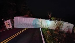 Tombamento de carreta bloqueia totalmente a BR-163
