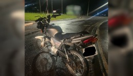 Jovem fica ferido após queda de motocicleta na via periférica