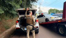 Motorista foge da polícia, tomba carro e é preso por tráfico de drogas