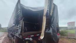 Caminhões colidem no Oeste de SC e causam danos materiais