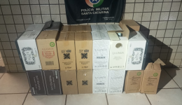 Homem de 63 anos é flagrado com 180 garrafas de vinhos descaminhados