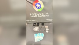 Três pessoas são presas por tráfico de drogas após abordagem policial