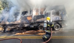 Bombeiros utilizam 80 mil litros de água para combater incêndio em carreta na BR-282