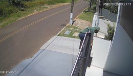 Criminosos invadem casas à luz do dia e ameaçam moradora