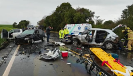 Colisão entre três carros e caminhão deixa casal ferido na PRC-280