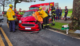 Grave acidente entre ônibus e carro deixa duas pessoas mortas em SC
