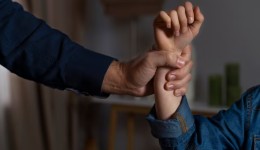 Homem é preso por agredir ex-companheira na presença do filho menor