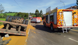 Mulher morre soterrada por carga após caminhão tombar na BR-282