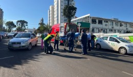 Colisão entre carro e moto deixa motociclista ferido no centro