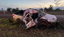 Mulher morre e filho fica ferido em colisão entre carro e caminhão na PR-182