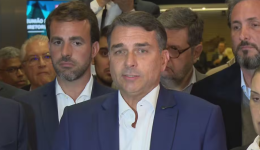 Flávio Bolsonaro reage a cobranças sobre contas do filme Dark Horse
