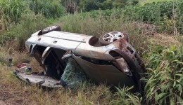 Saída de pista seguida de tombamento deixa dois feridos no interior