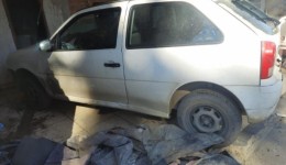 Motorista sem CNH bate carro contra duas residências e causa estragos