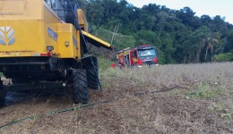 Incêndio atinge colheitadeira é controlado pelos bombeiros