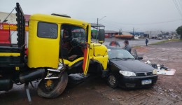 Motorista fica ferida ao ter carro atingido por caminhão