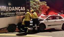 Idosa fica ferida após colisão entre carro e trailer no Centro