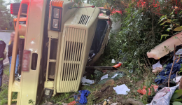 Motorista fica preso às ferragens por quase três horas após carreta tombar na PR-481