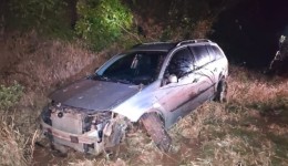 Carro sai da pista na BR-280