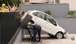 Carro sobe calçada e colide contra grade de proteção no Centro