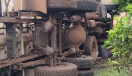 Caminhão sai da pista e tomba em frente a residência