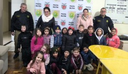 Crianças visitam Pelotão da Polícia Militar em Dia do Soldado
