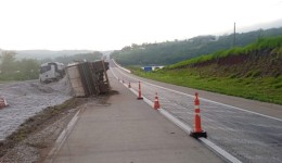 Tombamento é registrado na BR-163, próximo à ponte do Rio Iguaçu
