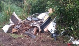 Acidente entre carro e caminhão mata três pessoas na BR-470