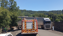 Motorista sofre parada cardiorrespiratória após colidir caminhão contra muro