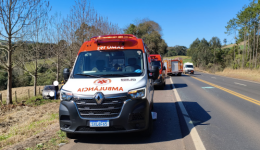 Veículo é projeto para fora da rodovia em colisão na BR-282
