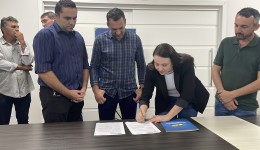 Ordem de serviço é assinado pelo executivo para o início das obras no novo parque industrial