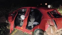 Motorista fica gravemente ferido após carro colidir contra barranco na SC-496