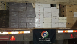 Polícia apreende caminhão com azeite e vinhos contrabandeados