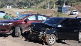 Colisão lateral entre carros deixa um ferido na SC-386