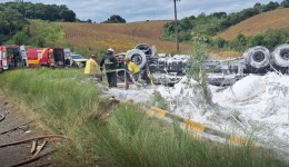 Caminhão tomba e deixa dois feridos em Santa Catarina