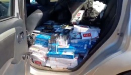 Motorista foge e abandona veículo com carga de cigarros contrabandeados no Paraná