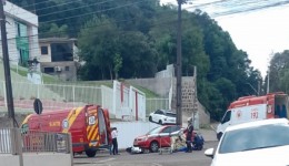 Condutora de motocicleta fica ferida em colisão com automóvel