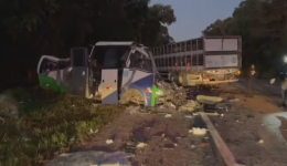 Vítimas de acidente entre micro-ônibus e carreta no Paraná são identificadas